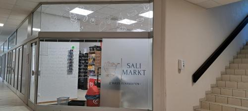 a display window of a ski market in a store at Direkter Seezugang am Ossiacher See, Radfahren, Wandern & Erlebniscard in Villach