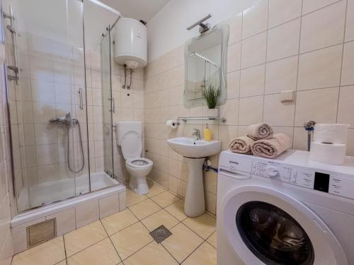 een badkamer met wasmachine en toilet bij Apartments Marin Tomas in Dubrovnik