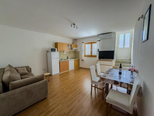 een woonkamer met een tafel en een bank bij Apartments Marin Tomas in Dubrovnik