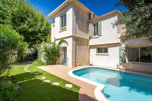une villa avec piscine devant une maison dans l'établissement Oasis secrète Avignon 6 personnes, à Avignon