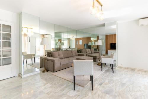 un salon avec un canapé et une salle à manger dans l'établissement Luxurious Apartment with Sea and Carlton View, à Cannes