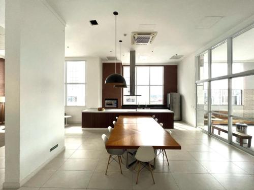 a large kitchen with a wooden table and chairs at #1806A# - Apto 1 quarto- Metropolitan Barcelona in Goiânia