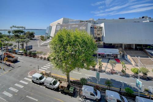 une rue de la ville avec des voitures garées devant un bâtiment dans l'établissement REF 1392 - Cannes palais des festivals apartment for rent, à Cannes