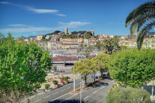 - une vue sur une ville avec une ville sur une colline dans l'établissement REF 1392 - Cannes palais des festivals apartment for rent, à Cannes