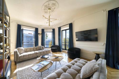 un salon avec un canapé et une table dans l'établissement REF 1392 - Cannes palais des festivals apartment for rent, à Cannes