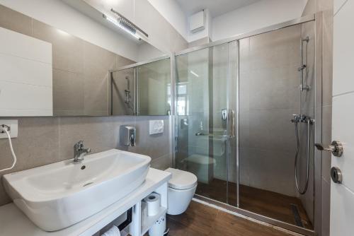 Ein Badezimmer in der Unterkunft Apart Hotel Perla Resort Lalez Durres