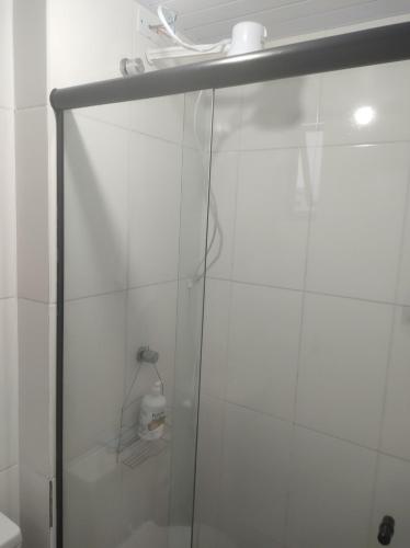 a shower stall with a glass door in a bathroom at 2 Quartos amplos Completo com Internet Garagem e Ar condicionado in Paranaguá