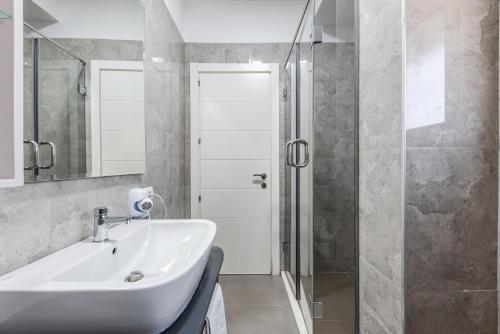 Ein Badezimmer in der Unterkunft Apart Hotel Perla Resort Lalez Durres