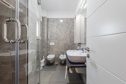 Ein Badezimmer in der Unterkunft Apart Hotel Perla Resort Lalez Durres