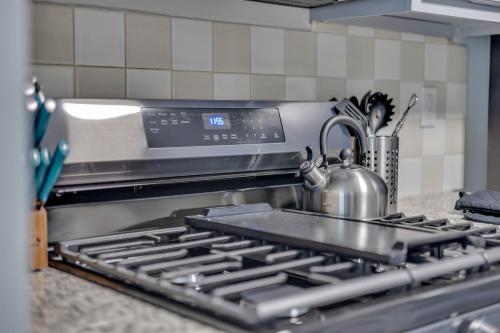 Η κουζίνα ή μικρή κουζίνα στο Townhouse in ATL Suburbs,Backyard & Parking!