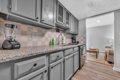 Η κουζίνα ή μικρή κουζίνα στο Townhouse in ATL Suburbs,Backyard & Parking!