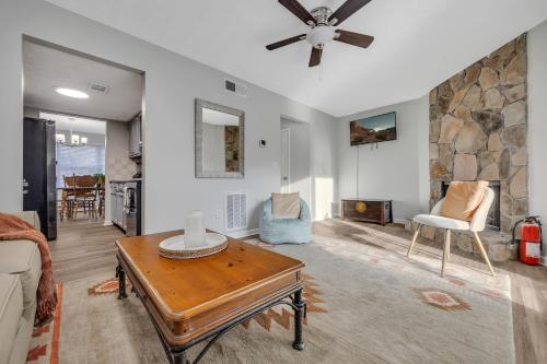 Χώρος καθιστικού στο Townhouse in ATL Suburbs,Backyard & Parking!