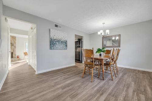 Φωτογραφία από το άλμπουμ του Townhouse in ATL Suburbs,Backyard & Parking! στην Ατλάντα