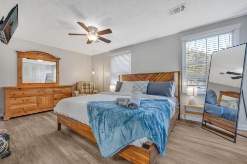 Ένα ή περισσότερα κρεβάτια σε δωμάτιο στο Townhouse in ATL Suburbs,Backyard & Parking!