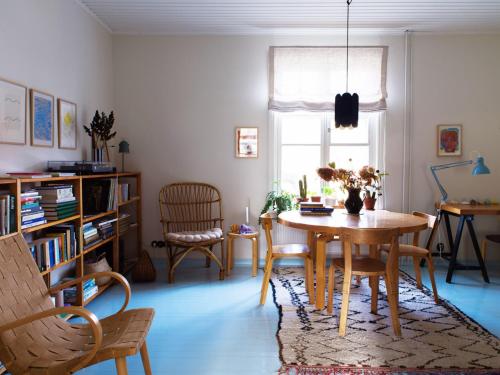 ein Wohnzimmer mit einem Holztisch und Stühlen in der Unterkunft #VILLA Unique Helsinki experience in Helsinki