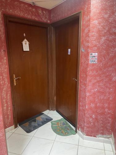 un corridoio vuoto con due porte e un pavimento piastrellato di Kelly homes a Abu Dhabi