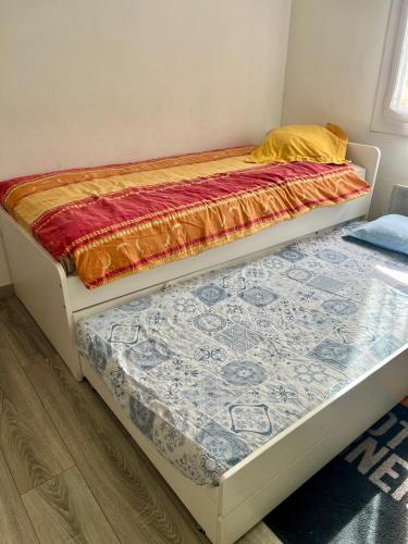 - 2 lits dans une chambre avec un matelas au sol dans l'établissement havre de paix au Porte d 'Avignon, aux Angles (Gard)