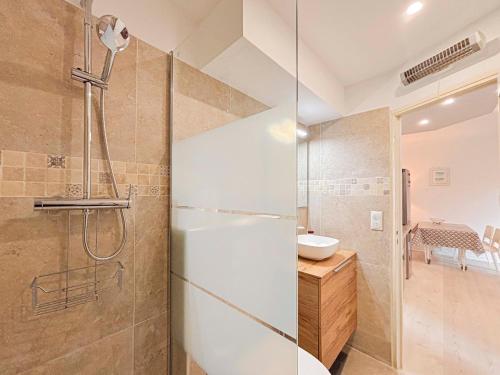 une salle de bain avec douche et lavabo dans l'établissement Charmant 2P près du Negresco et de la plage - 3pers, à Nice
