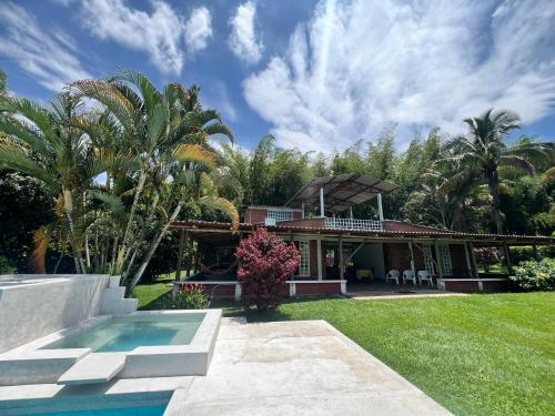 una casa con piscina di fronte a un cortile di Chalet Casa Campestre Villa del Sol a La Tebaida