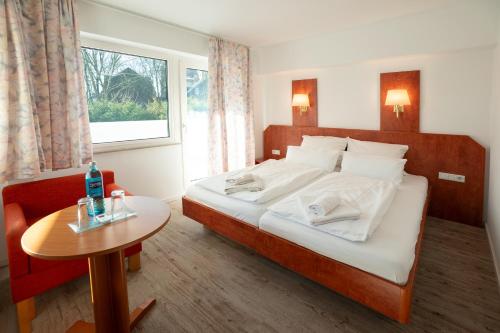 Postel nebo postele na pokoji v ubytování Hotel zur Post