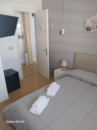 a living room with a couch and two white towels at B&B Centrale in Gallipoli