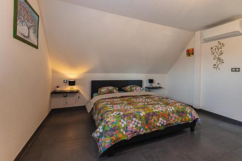 une chambre avec un grand lit dans une pièce dans l'établissement Gîte au Cœur des champs chez Sandrine et Manu, à Hilsenheim