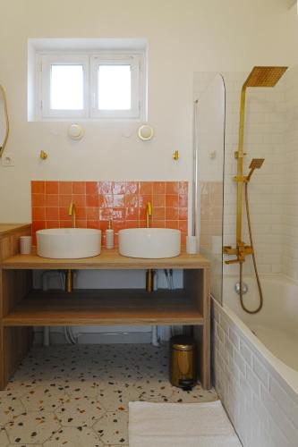 une salle de bain avec deux lavabos et une baignoire dans l'établissement T3 cosy aux portes de Paris, à Saint-Denis