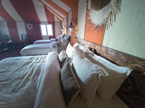 Ein Bett oder Betten in einem Zimmer der Unterkunft Alwan Luxury Camp