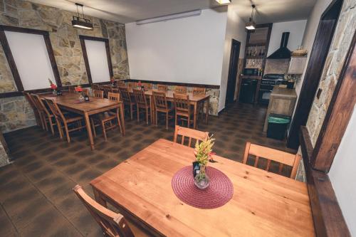 an overhead view of a restaurant with wooden tables and chairs at wellness Chata u Pinkasů in Písečná
