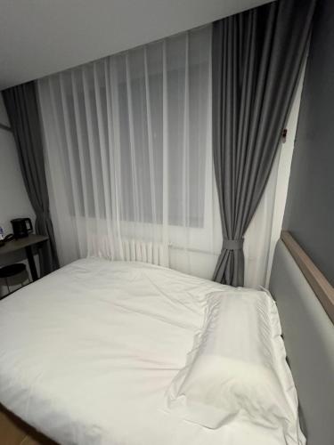 เตียงในห้องที่ Prime Inn
