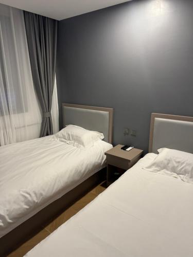 เตียงในห้องที่ Prime Inn