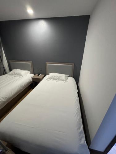 เตียงในห้องที่ Prime Inn