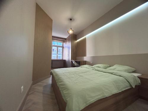 Posteľ alebo postele v izbe v ubytovaní New Modern Comfort in the Heart of Bratislavas Old Town