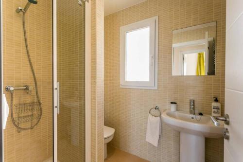 a bathroom with a sink and a shower and a toilet at Residence Club el Paraiso 37 in Sa Ràpita
