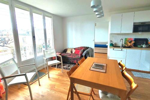 un salon avec une table, des chaises et un canapé dans l'établissement Very cozy apartment in the center of Paramé, à Saint-Malo