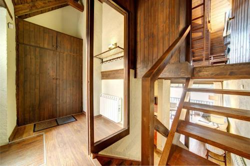 an empty room with a staircase and a mirror at Encantadora casa en Salardú con vistas espectaculares by Eth Flòc in Salardú