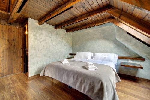 a bedroom with a bed with two towels on it at Encantadora casa en Salardú con vistas espectaculares by Eth Flòc in Salardú