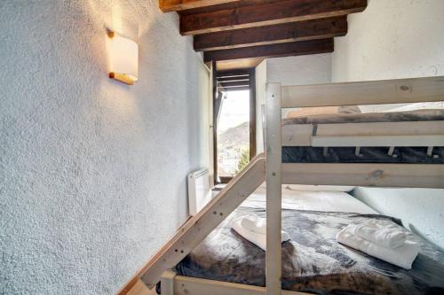 two bunk beds in a room with a window at Encantadora casa en Salardú con vistas espectaculares by Eth Flòc in Salardú