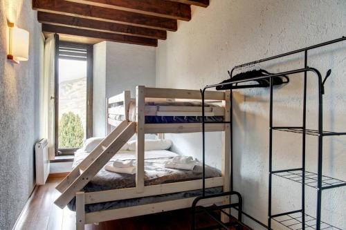 two bunk beds in a room with a window at Encantadora casa en Salardú con vistas espectaculares by Eth Flòc in Salardú