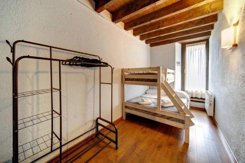 a room with two bunk beds in a room at Encantadora casa en Salardú con vistas espectaculares by Eth Flòc in Salardú