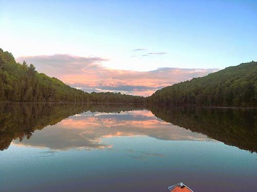 een uitzicht op een meer met een boot erin bij Chalet du lac long in Saint Come