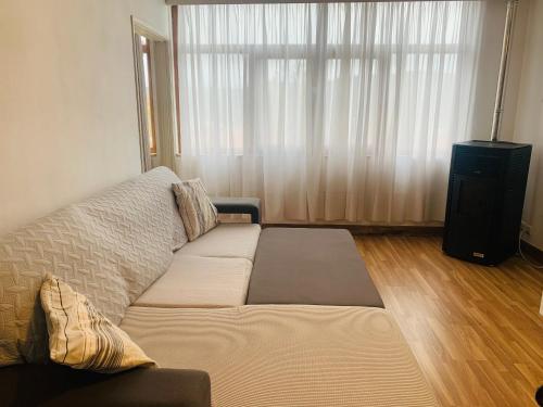 a living room with a couch and a window at Anjú-Pardal in Mogadouro