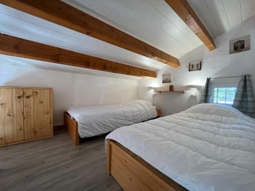 une chambre avec deux lits jumeaux et une fenêtre dans l'établissement Mais 3 pièces 4 couchages SAINT GEORGES D'OLERON SGO000-074, à Saint-Georges-dʼOléron