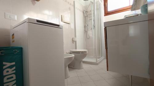 Koupelna v ubytování Le Terrazze - 2 rooms flat with a pool and a terrace with a stunning lake view