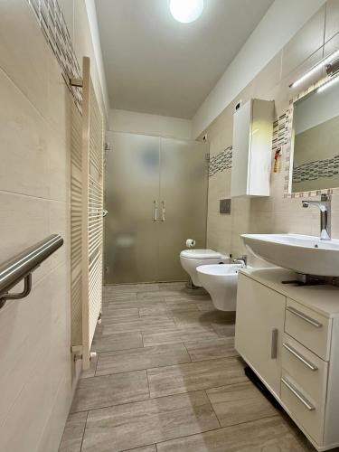 a bathroom with two sinks and two toilets at Casa Genny in Ventimiglia