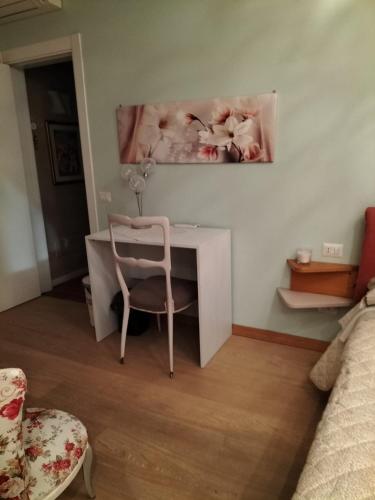 un bureau avec une chaise et un tableau mural dans l'établissement Il Giardino dei Pico, à Mirandola