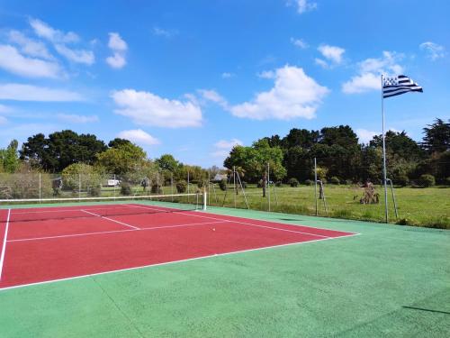 - un court de tennis avec un drapeau au-dessus dans l'établissement 