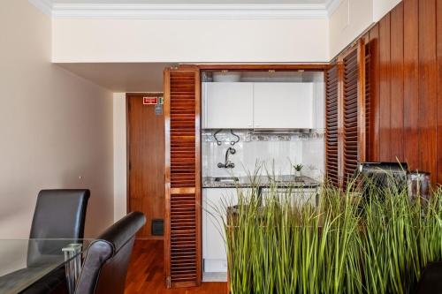 Habitación con mesa de cristal, sillas y ventana. en SUPER Mar, en Funchal