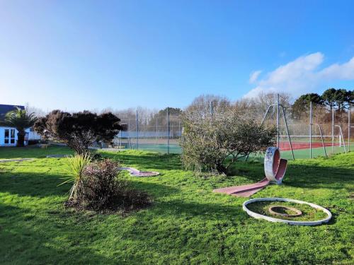 un parc avec une aire de jeux et une balançoire dans l'établissement 