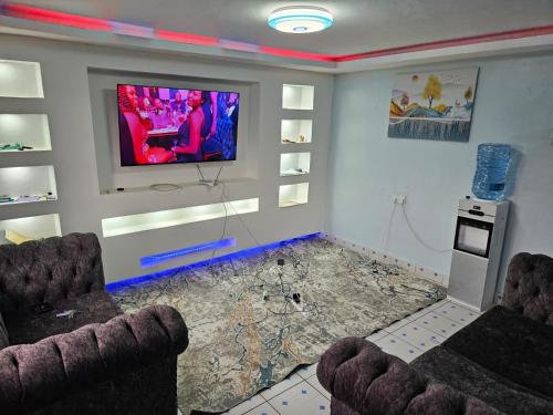 Μια τηλεόραση ή/και κέντρο ψυχαγωγίας στο Paradise Retreat Apartment